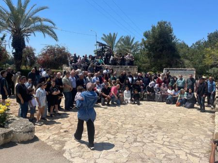 مئات المهجرين يحيون ذاكرة قرية "الدامون" بزيارة حاشدة